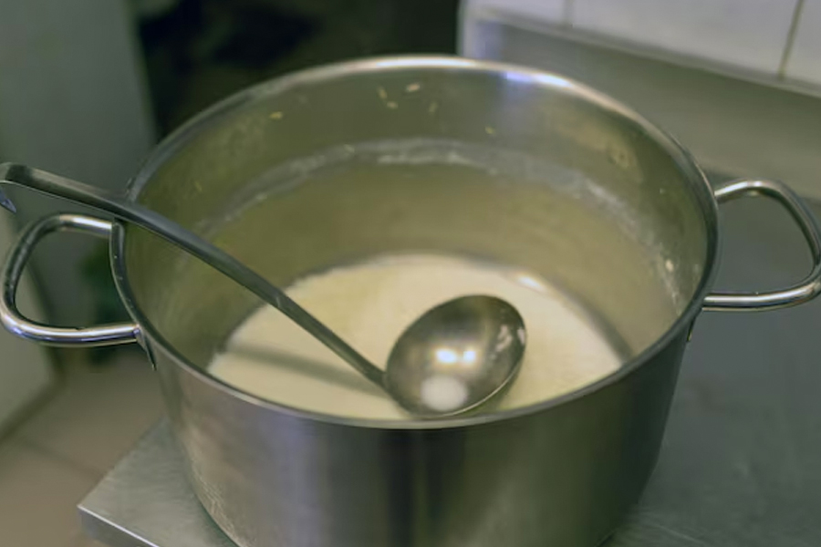 What is the benefit of milk and elaichi