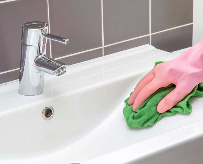 how to clean basin with tomato peel