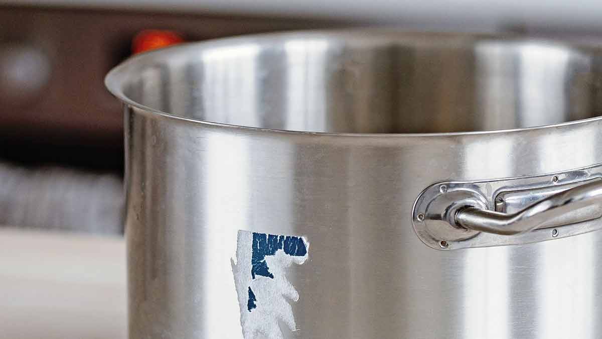 tricks-to-remove-sticker-from-utensils