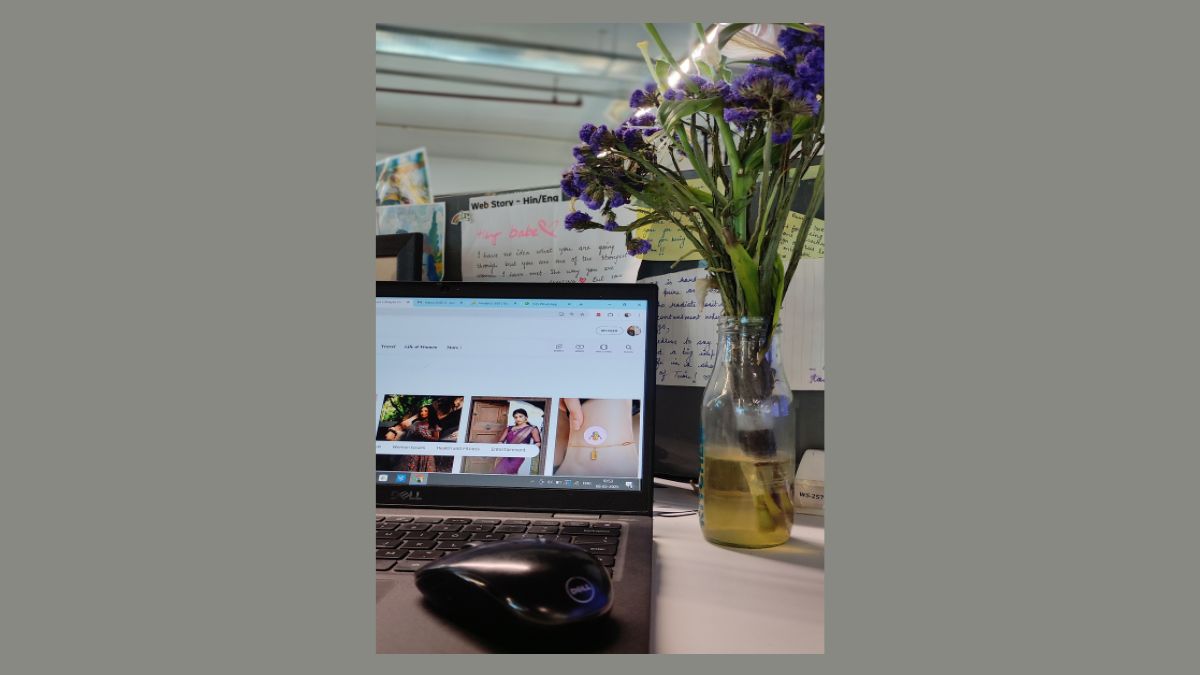 office desk pr phool rakhte samay dhyan rakhe ye niyam