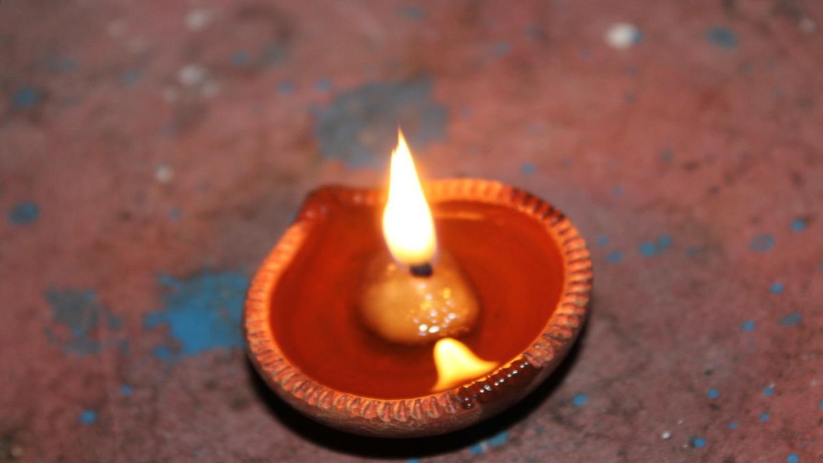 mangalwar ko sarso ke tel ka diya jalane ka mahatva