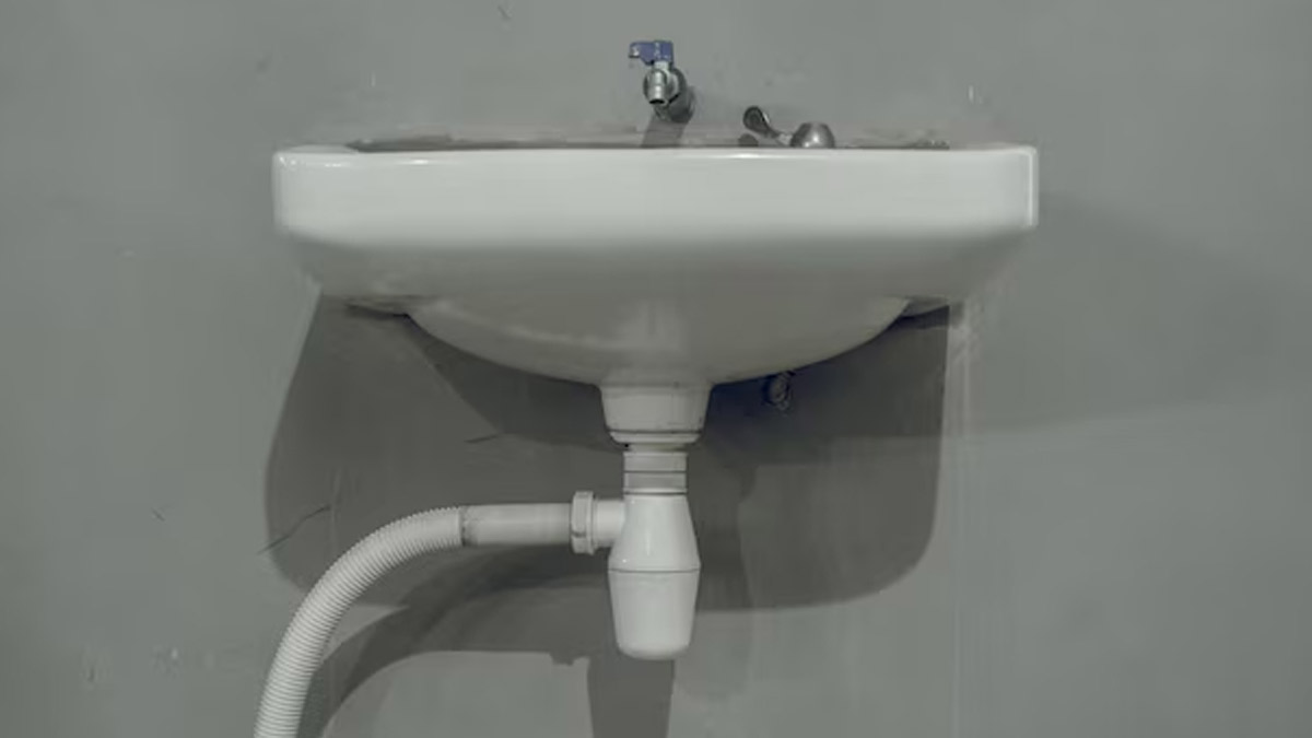 how to clean wash basin pipe