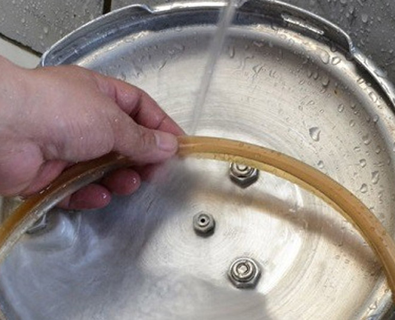 why my cooker gasket rubber is loose