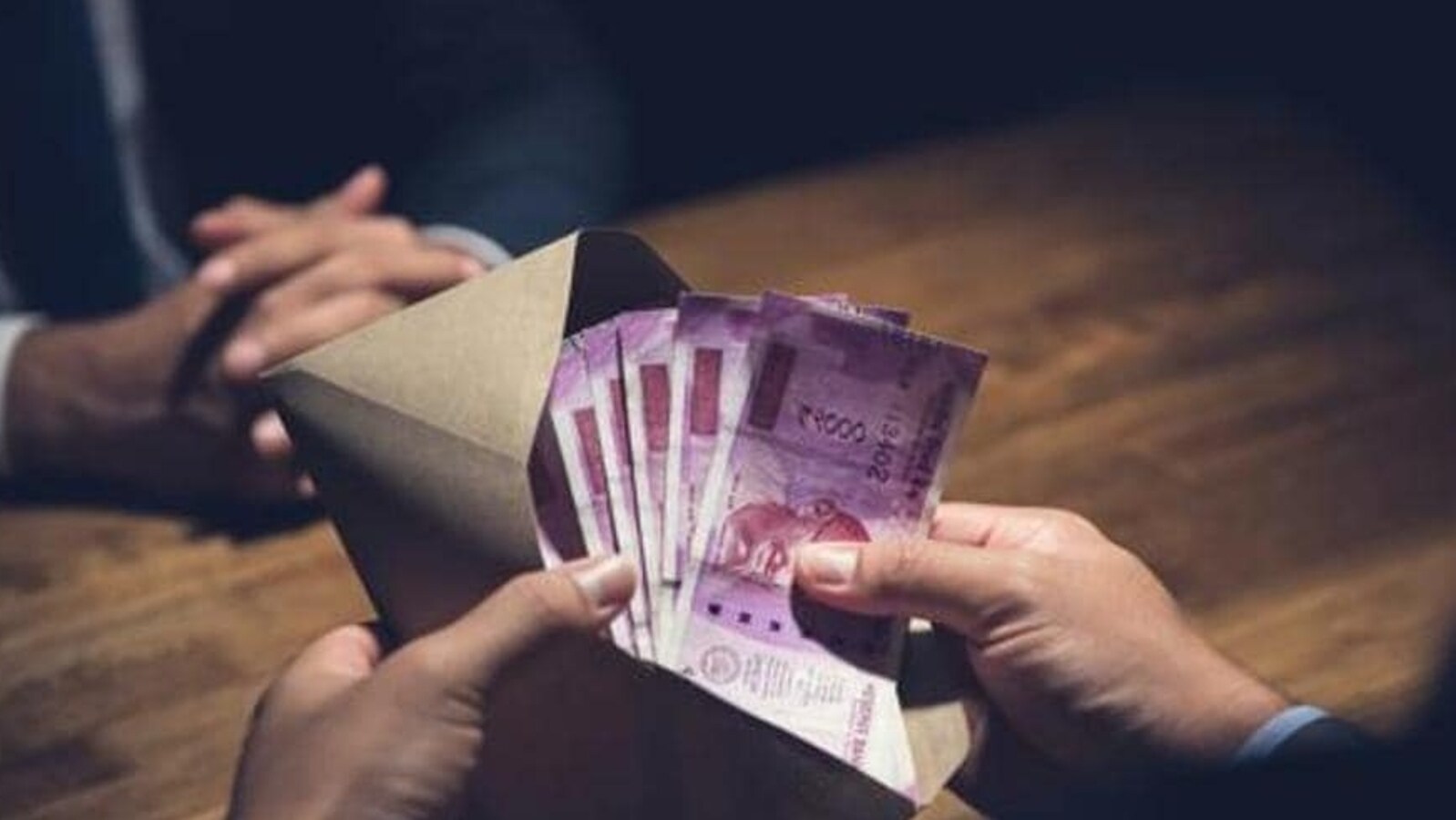 kab paise ki len den se bachna chahiye