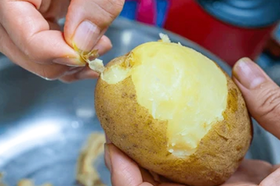 how to peel boiled potatoes quickly