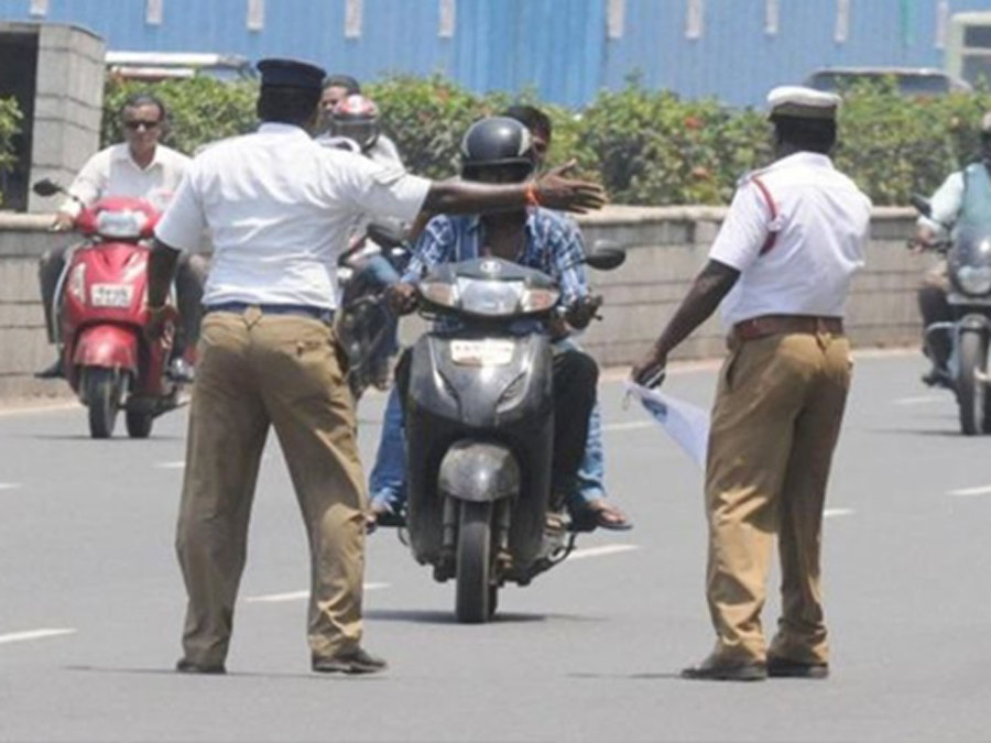 Can traffic police take scooty keys