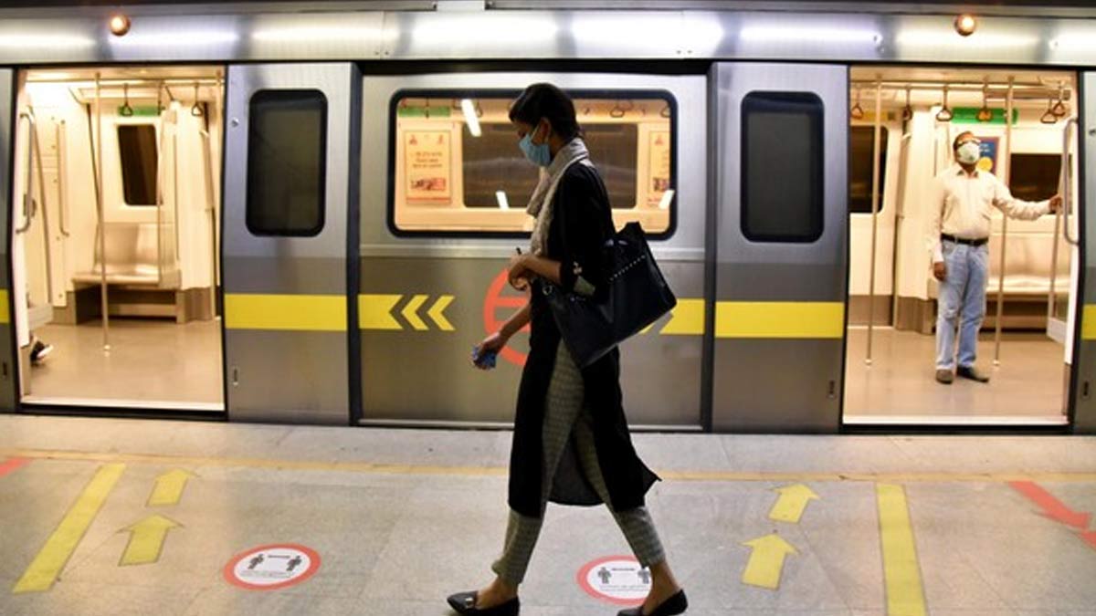 delhi metros largest interchange station where thousands passengers travel