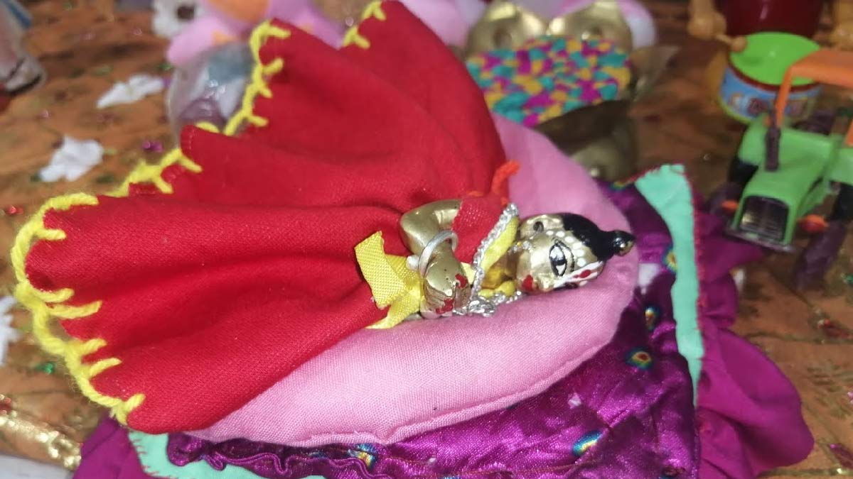 Can non vegetarian keep Laddu Gopal at home