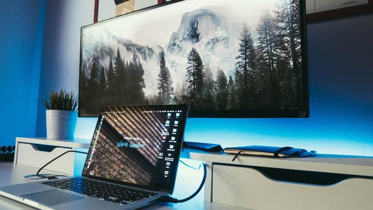 How to connect laptop to TV