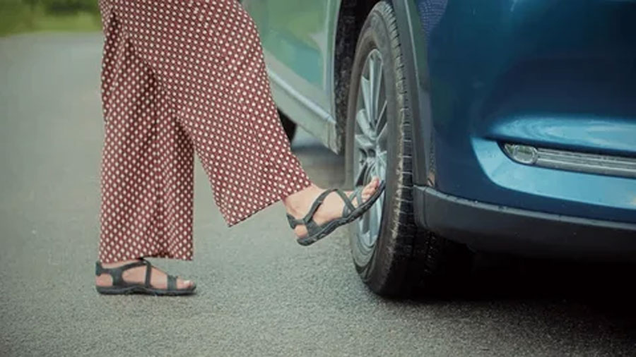 check tyre before driving a car