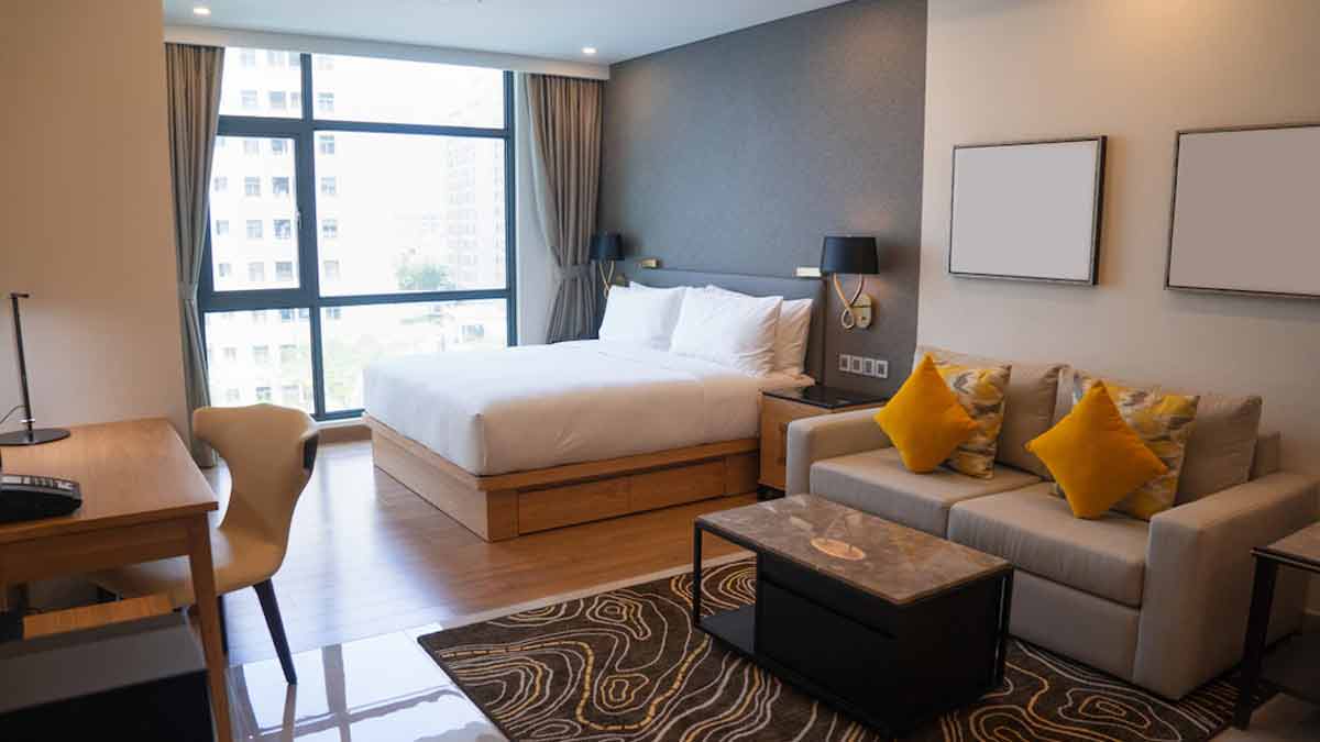 hotel rooms without clock