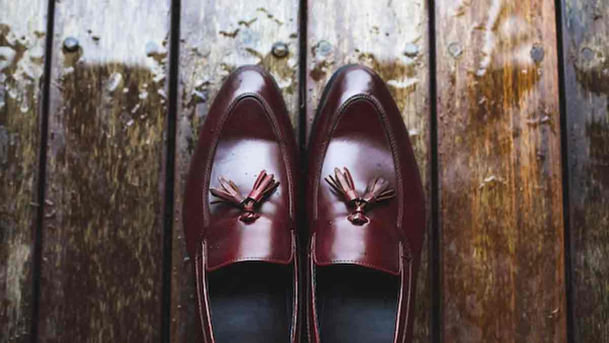 how to polish leather shoes