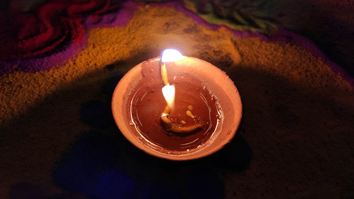 diwali-ke-diya-mein-1-ka-sikka-dalne-se-kya-hota-hai-1729848346731