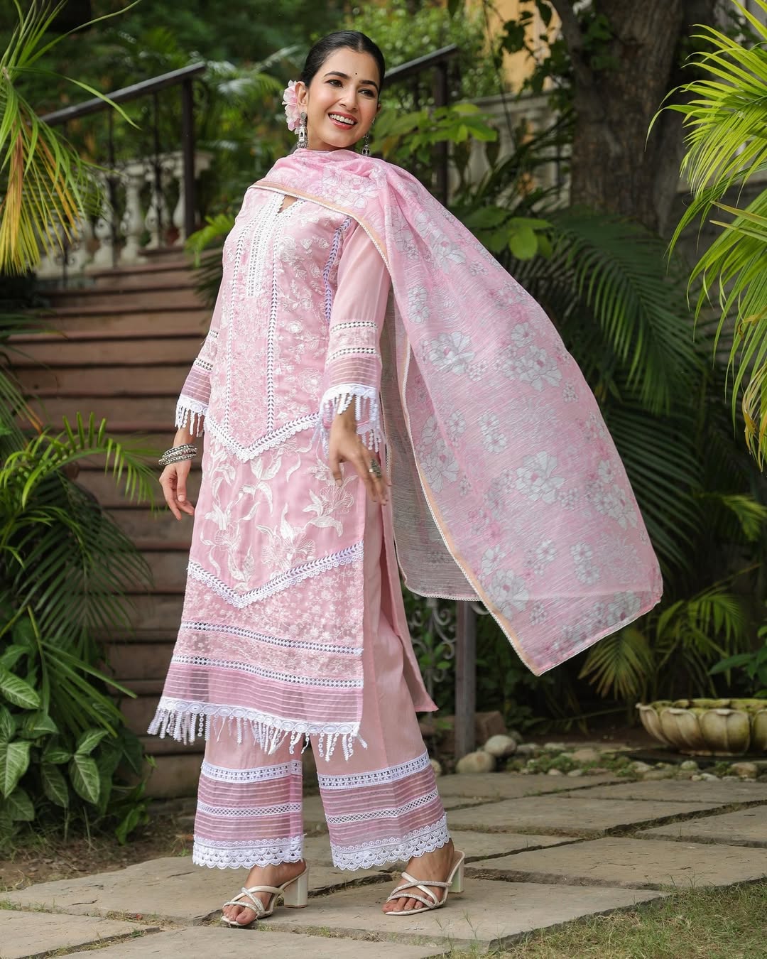 classy pehnava- pink suit set