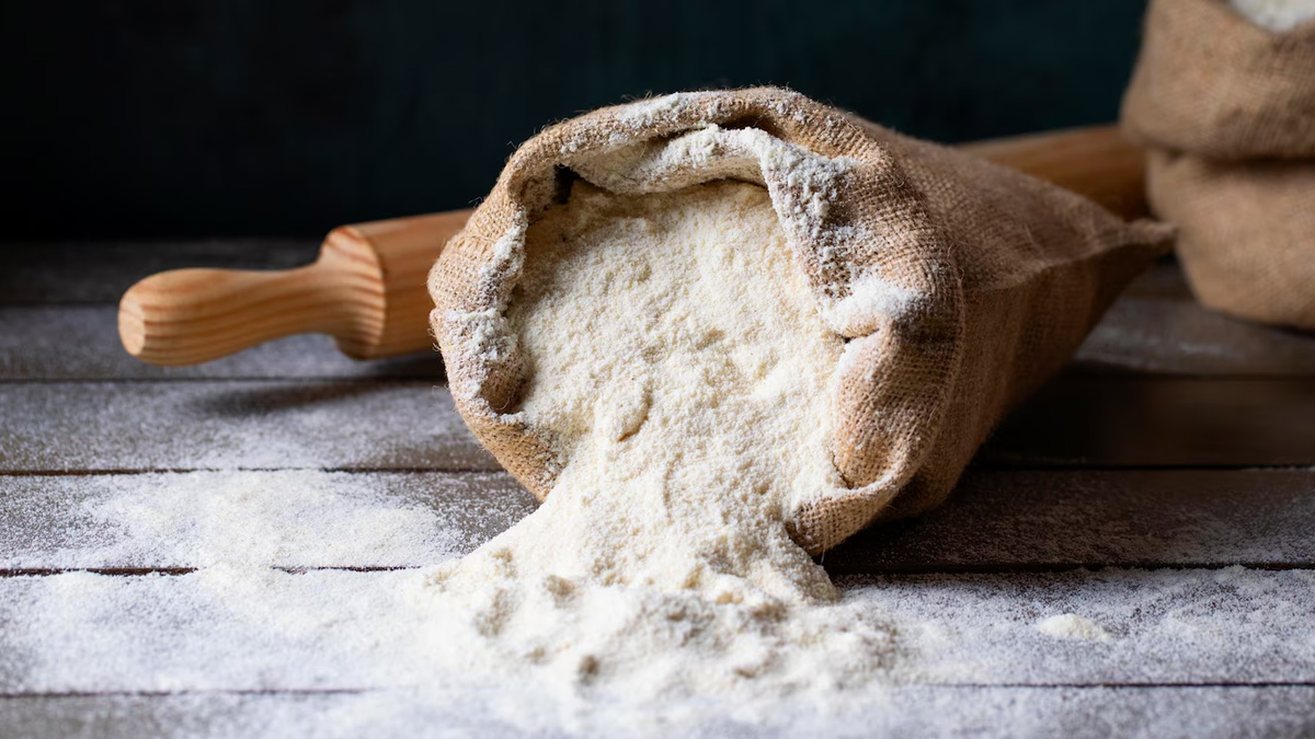 What are the points to consider when storing flour