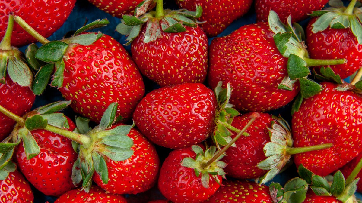 clean strawberry with baking soda