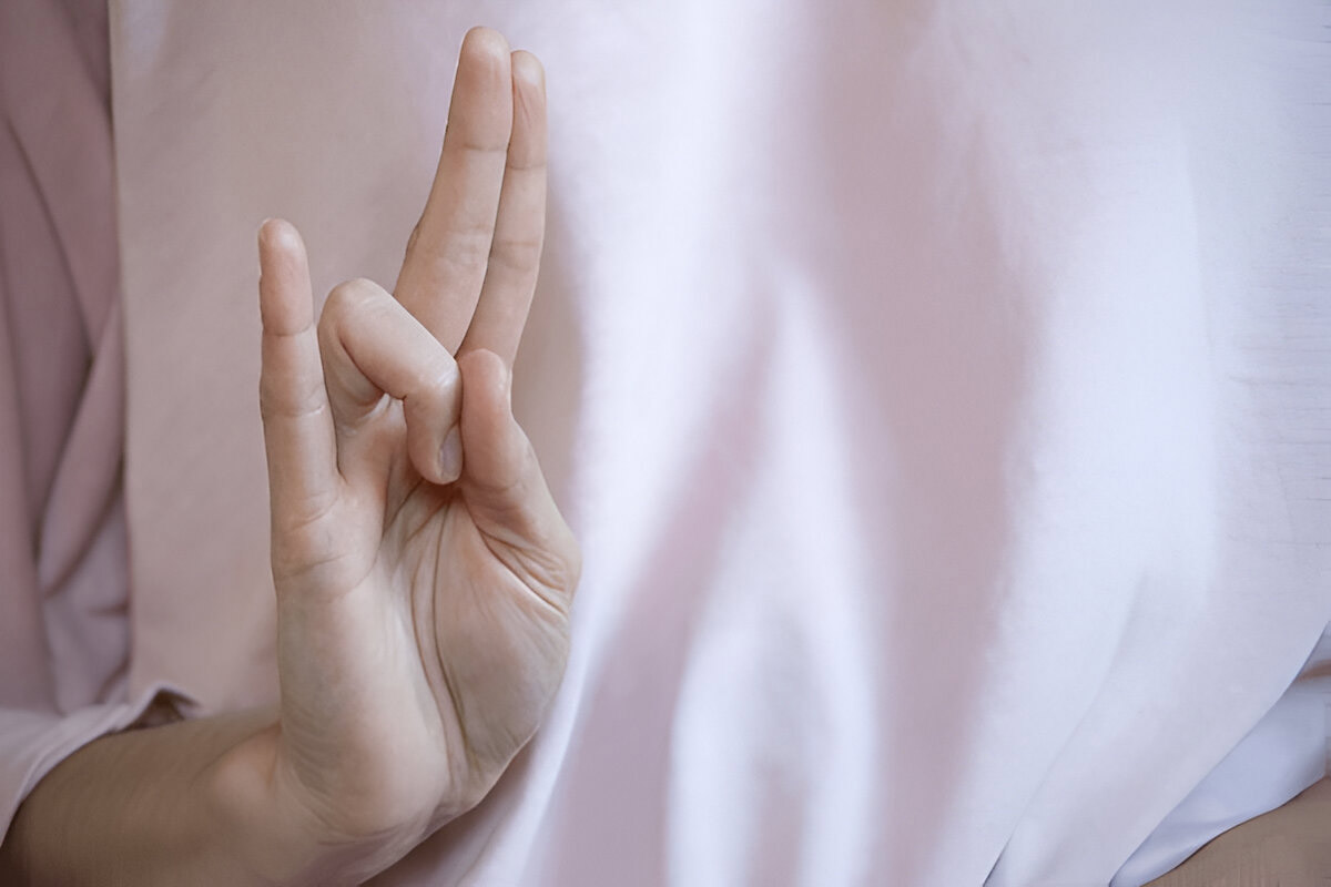 prithvi mudra to control urine leakage