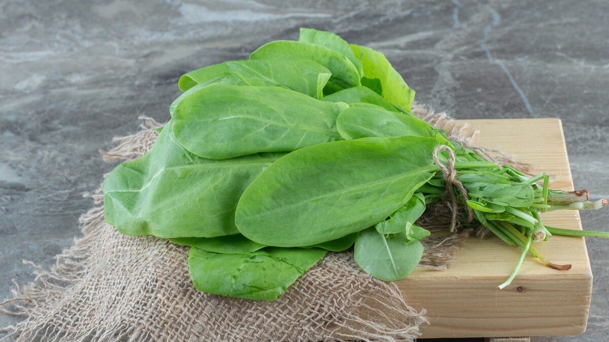 How to clean and store spinach