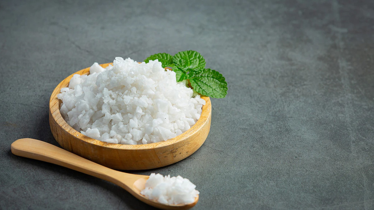 salt to clean iron wok