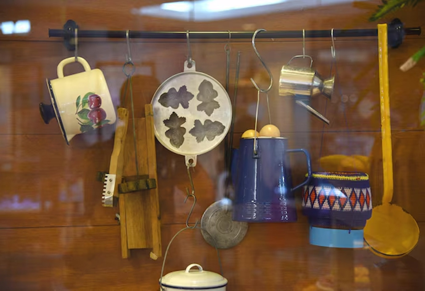 decorating kitchen with old utensils