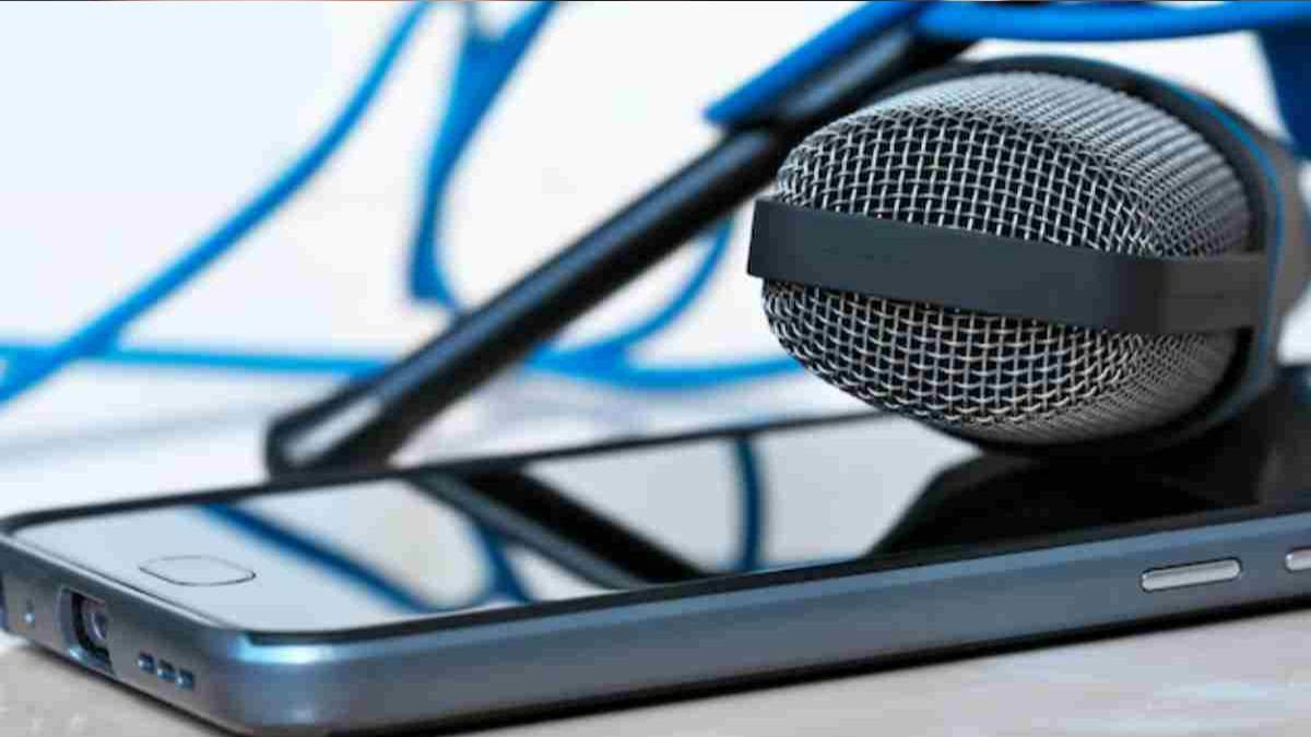 why does smrtphone have 2 microphones