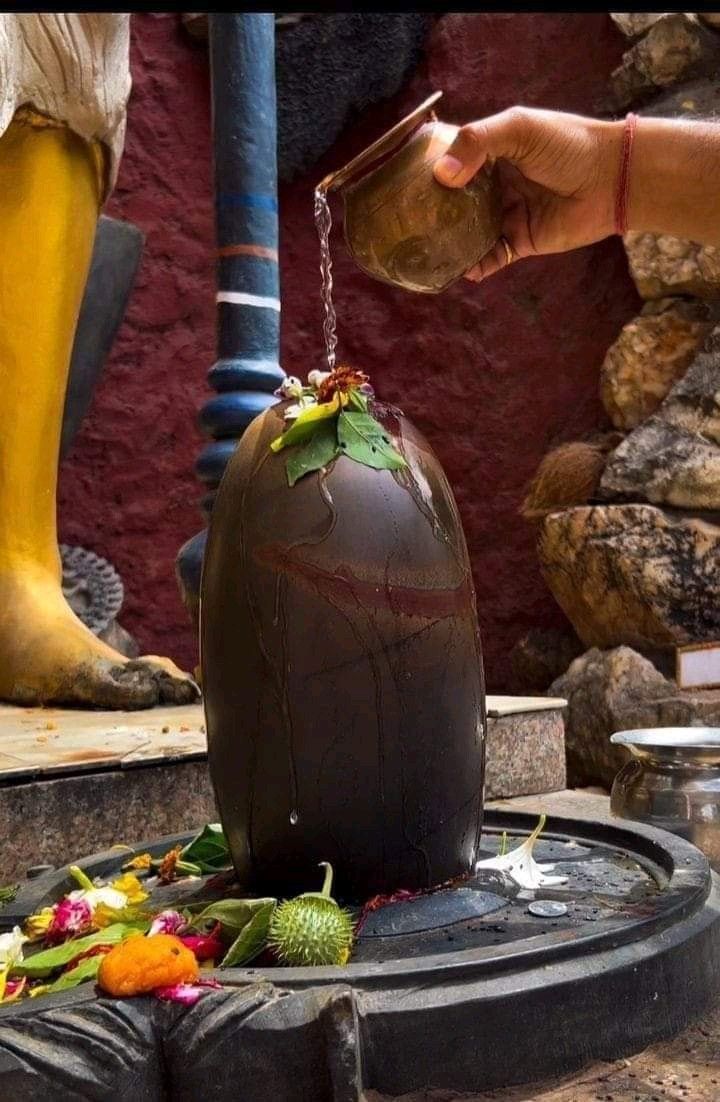 shivling pr sabse pehle jal ya bel patra kya chadhana chahiye