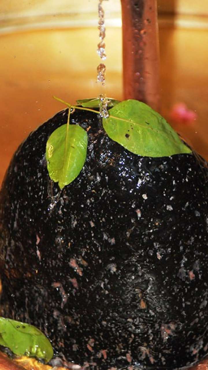 shivling pr sabse pehle jal ya bel patra kya chadhaya jata hai