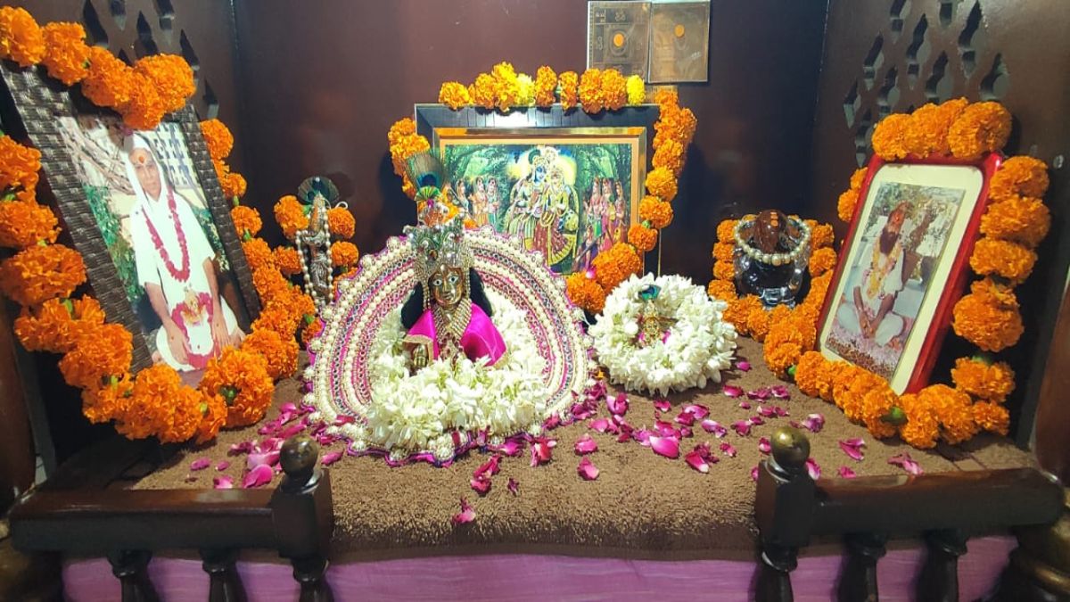 kya ghar ke mandir mein guru aur bhagwan ki photo sath mein rakh sakte hain