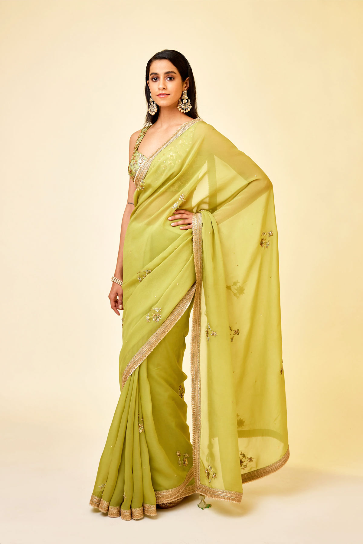 olive green saree designs for traditional look in sawan (3)