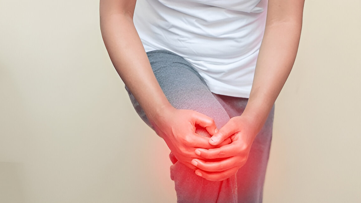 why does my knee get stuck and pop