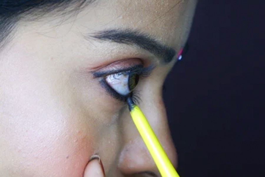 how to apply kajal to make small eyes bigger