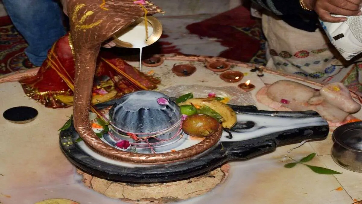 offering milk to shivling