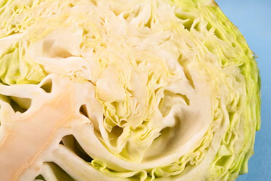 Cleaning cauliflower with ice water