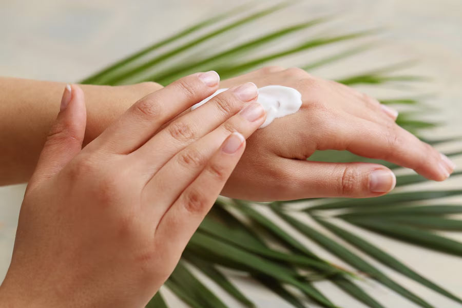 Sunscreen apply using tips