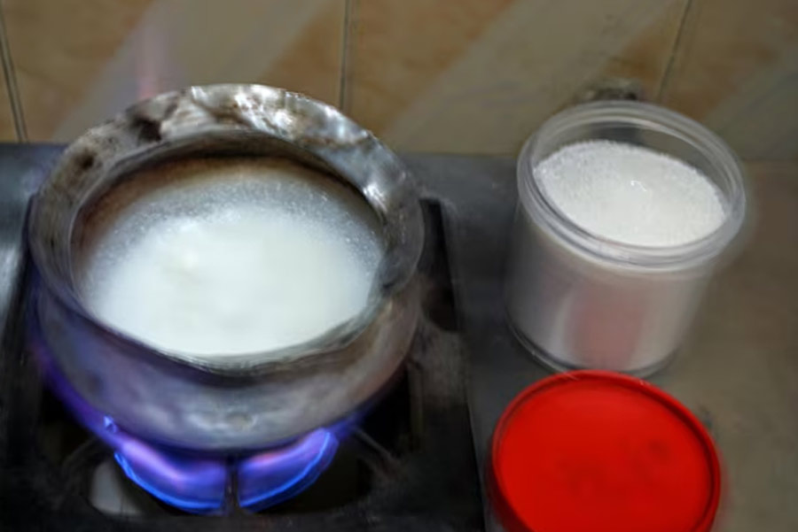 when to add sugar in milk