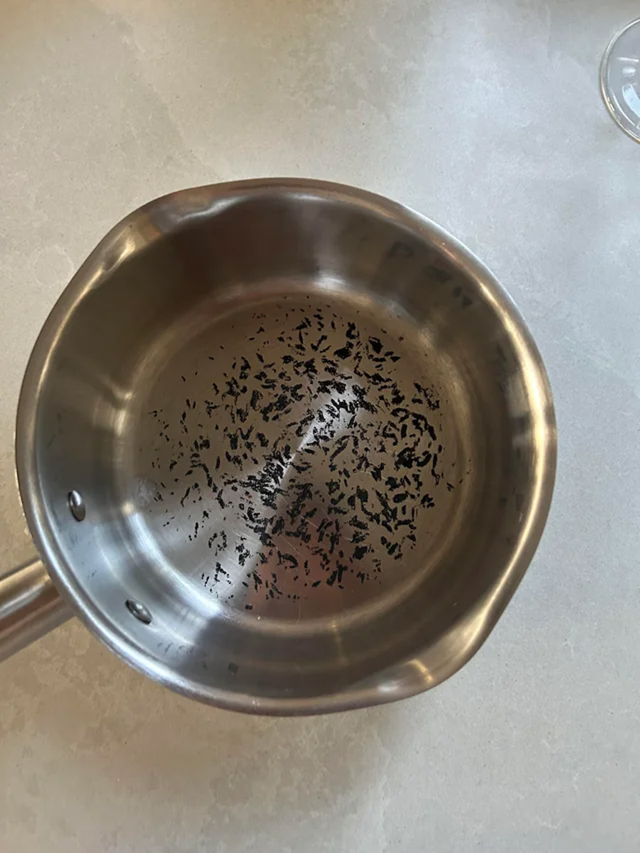 How to remove burnt stains from cooker