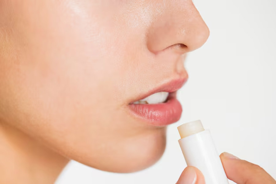 when to apply coconut oil on lips