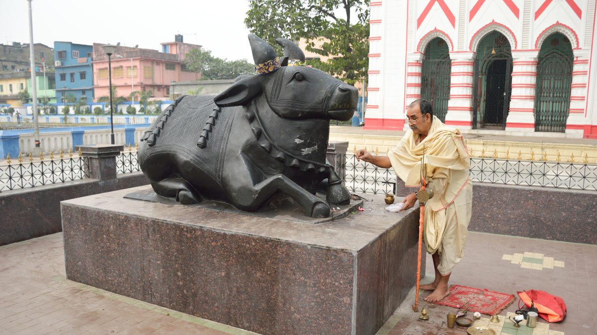kyo agle janm mein kutta bante hain shiv mandir ke pujari
