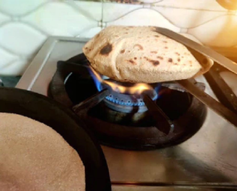 Traditional Roti Chimta किचन का चिमटा आखिर क्यों पीछे से होता है टेढ़ा? जानें इसके पीछे की खास ...