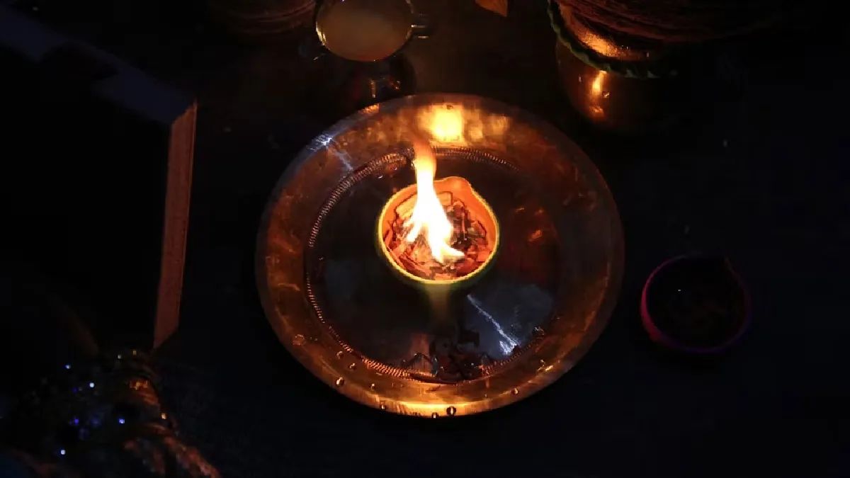 tulsi ki sukhi lakdi ka diya jalane ka mahatva