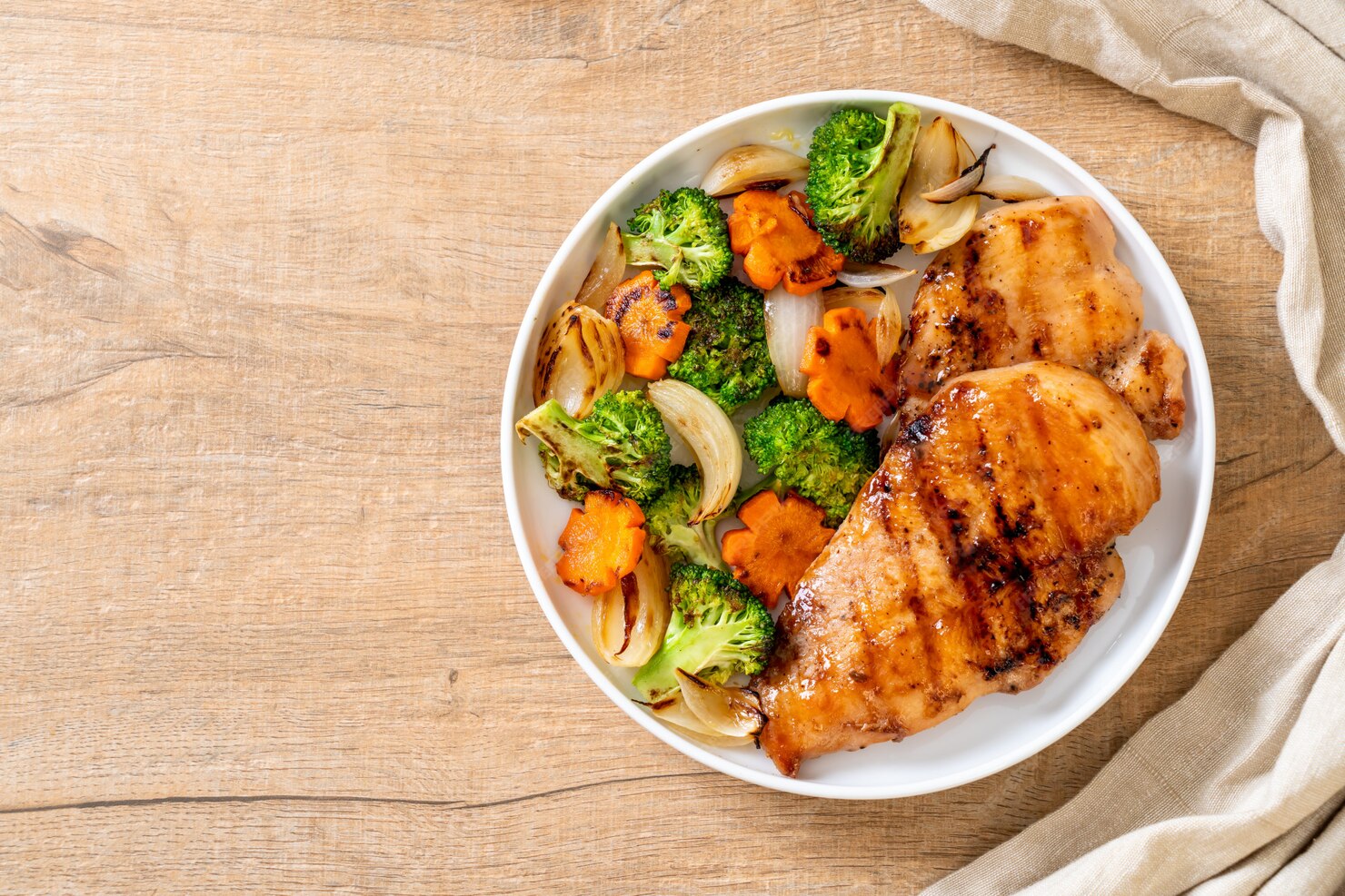 griled-chicken-breast-steak-with-vegetable_1339-39160