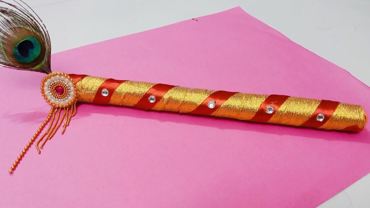 bhadrapad mah mein shri krishna se judi ye cheeze ghar le aaye