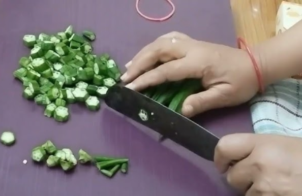 viral rubber band hack to cut bhindi in just minute