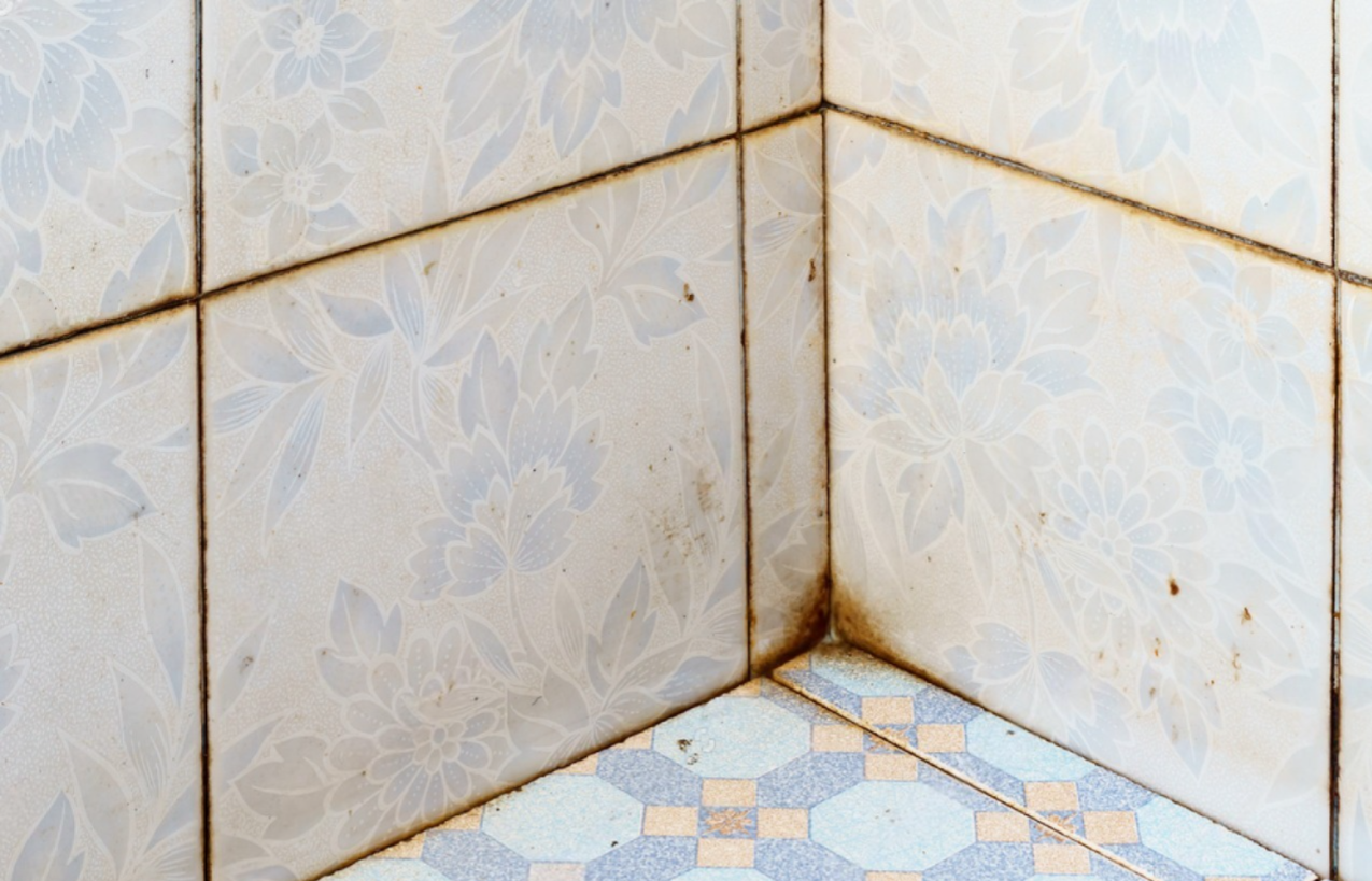 how to clean bathroom tiles with aluminum foil