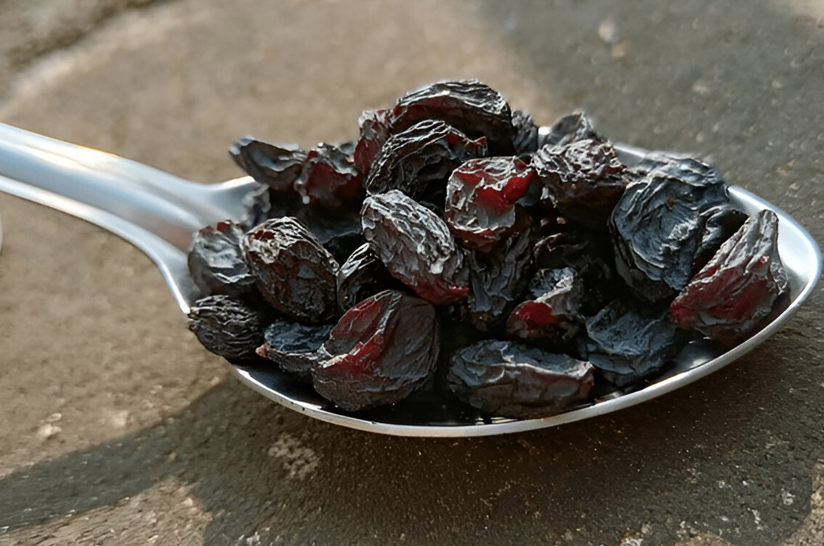 Soaked Black raisins for acidity
