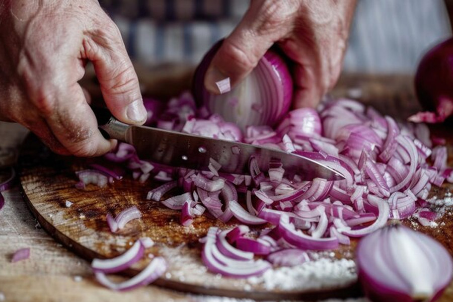 easy hack to cut onions without crying
