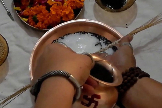 pitra shradh mein kyu nahi hota hai safed til ka prayog