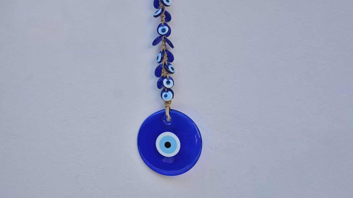 does wearing an evil eye attract negativity