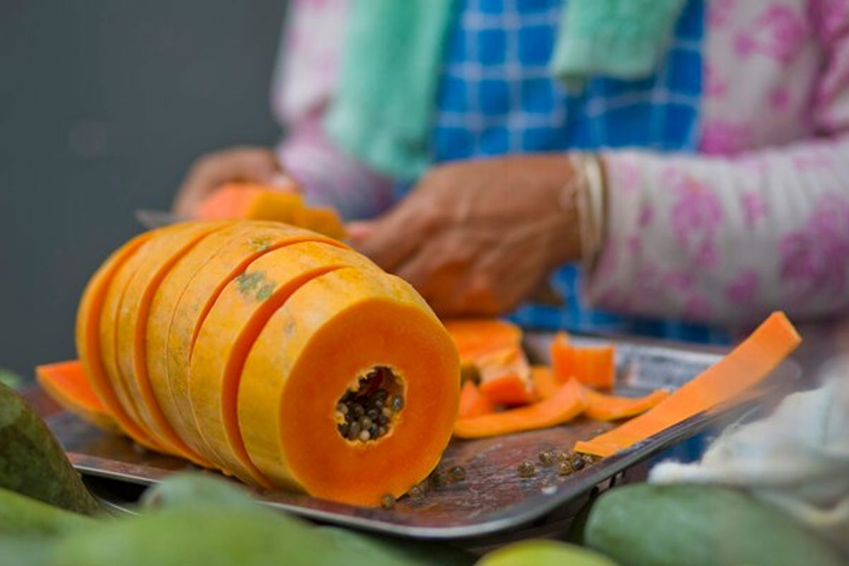 How to pick the sweetest papaya in street market