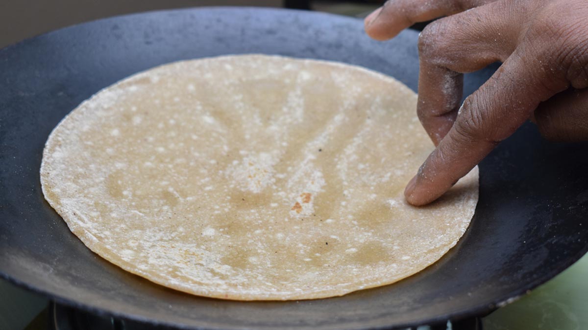 what happen if i put onion and lemon on tawa saaf karne ka tarikass